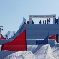 Crossová trať na Božím Daru, na sjezdovce za hotelem Praha přiláká také mladé snowboardisty i lyžaře